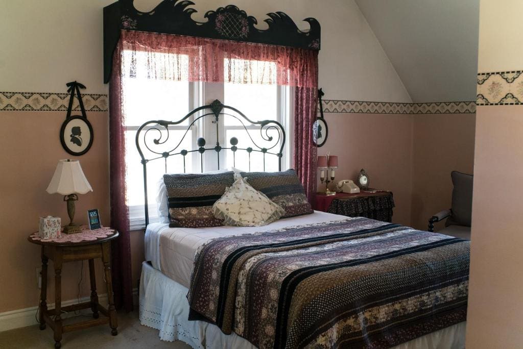 Deluxe Double Room with Bath room - Image 2