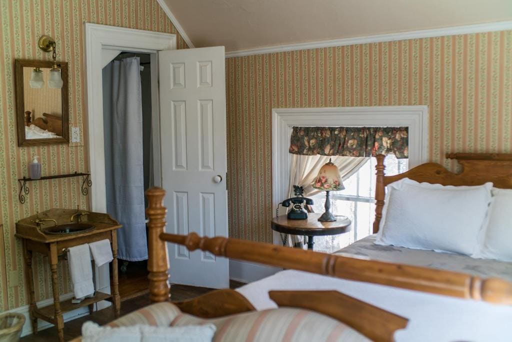Double Room with Private Bathroom room - Image 3