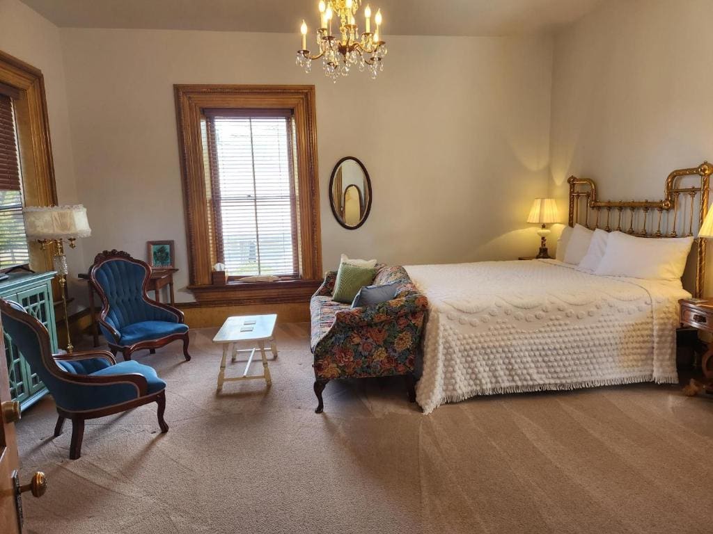 Executive Queen Room with Two Queen Beds room - Image 1