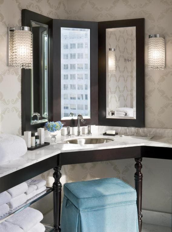 Superior, Guest room, 1 King, Atrium view room - Image 3