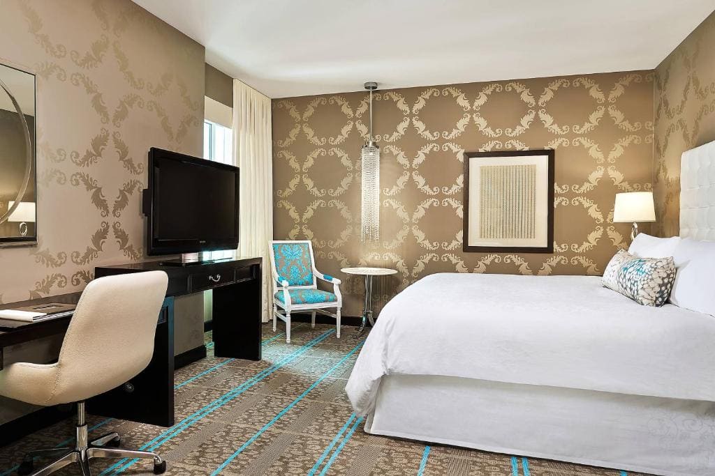Superior, Guest room, 1 King, Atrium view room - Image 2