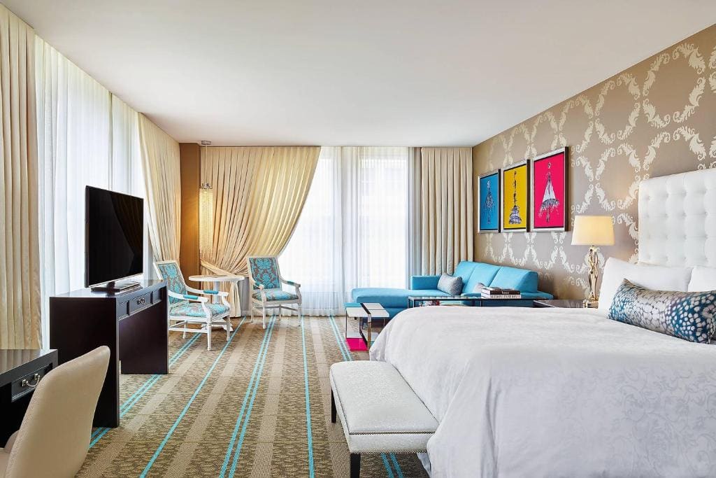 Studio Suite, Suite, 1 King, City view, Corner room room - Image 1