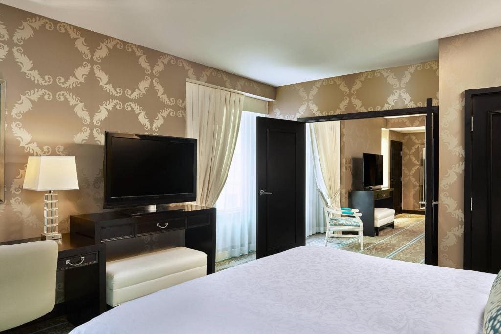 1 Bedroom Suite, 1 King room - Image 2