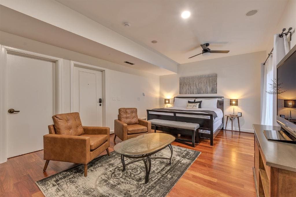 Deluxe King Room room - Image 1