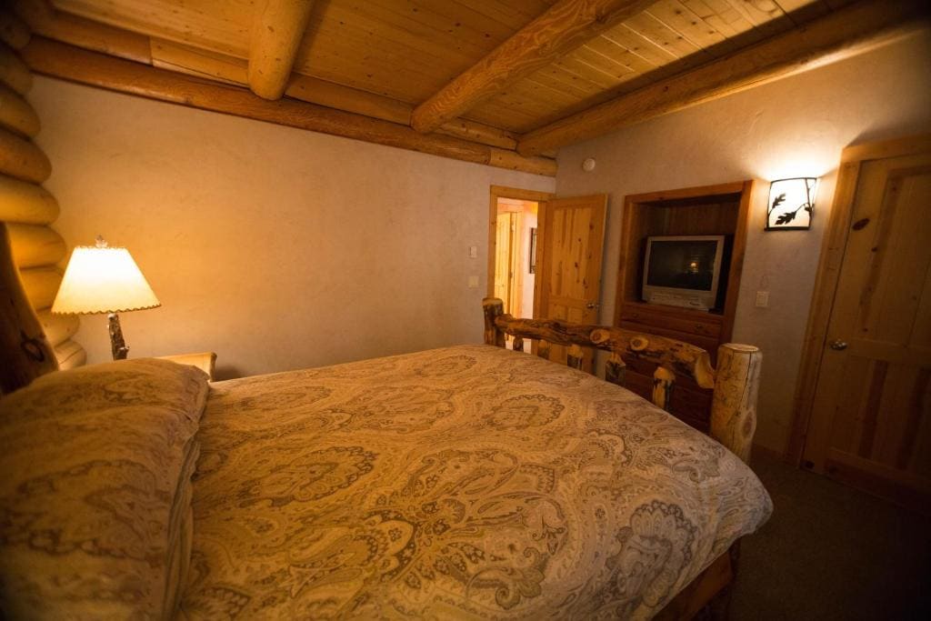 Three-Bedroom Cottage room - Image 2