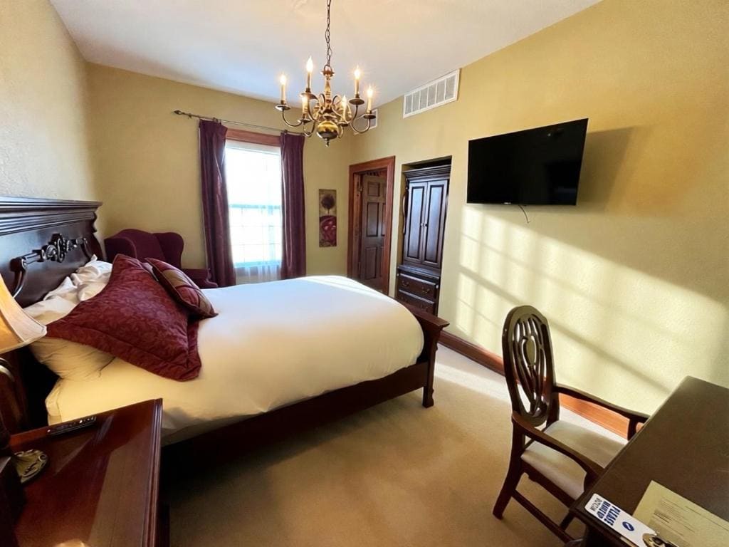 Deluxe Queen Room room - Image 2