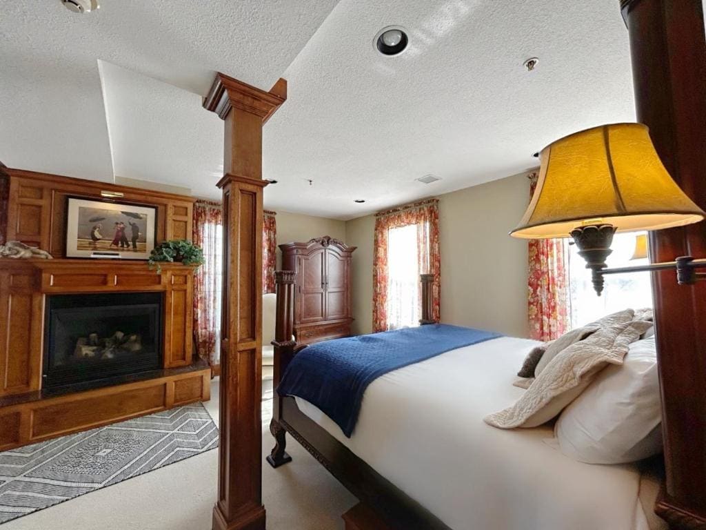 Deluxe Suite with Spa Bath room - Image 1