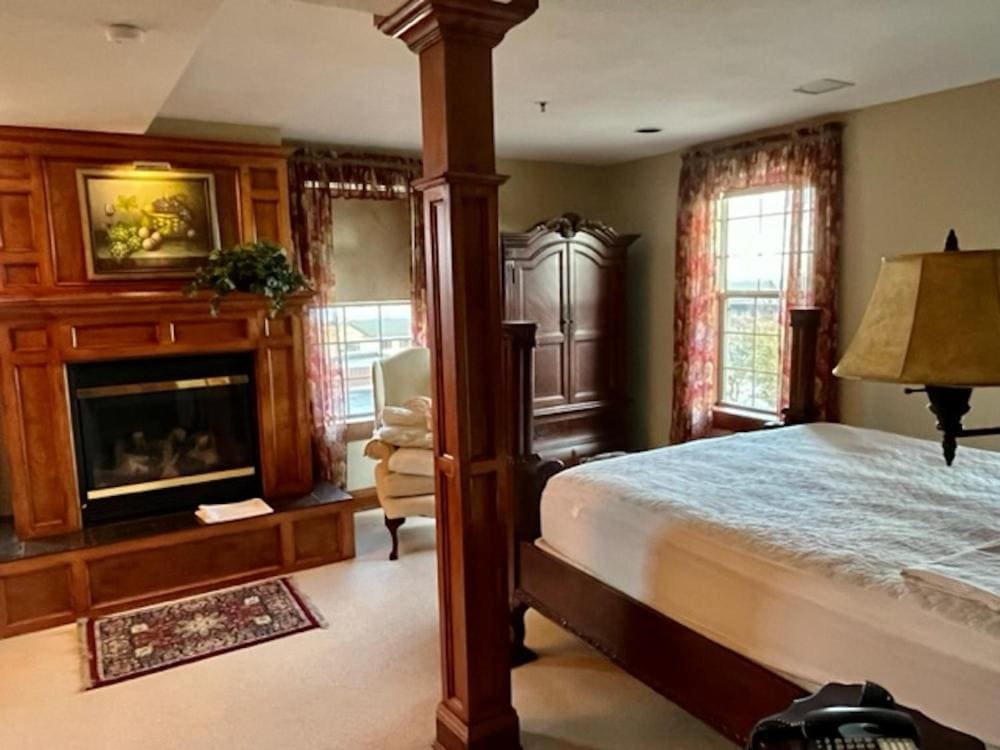Deluxe Suite with Spa Bath room - Image 2
