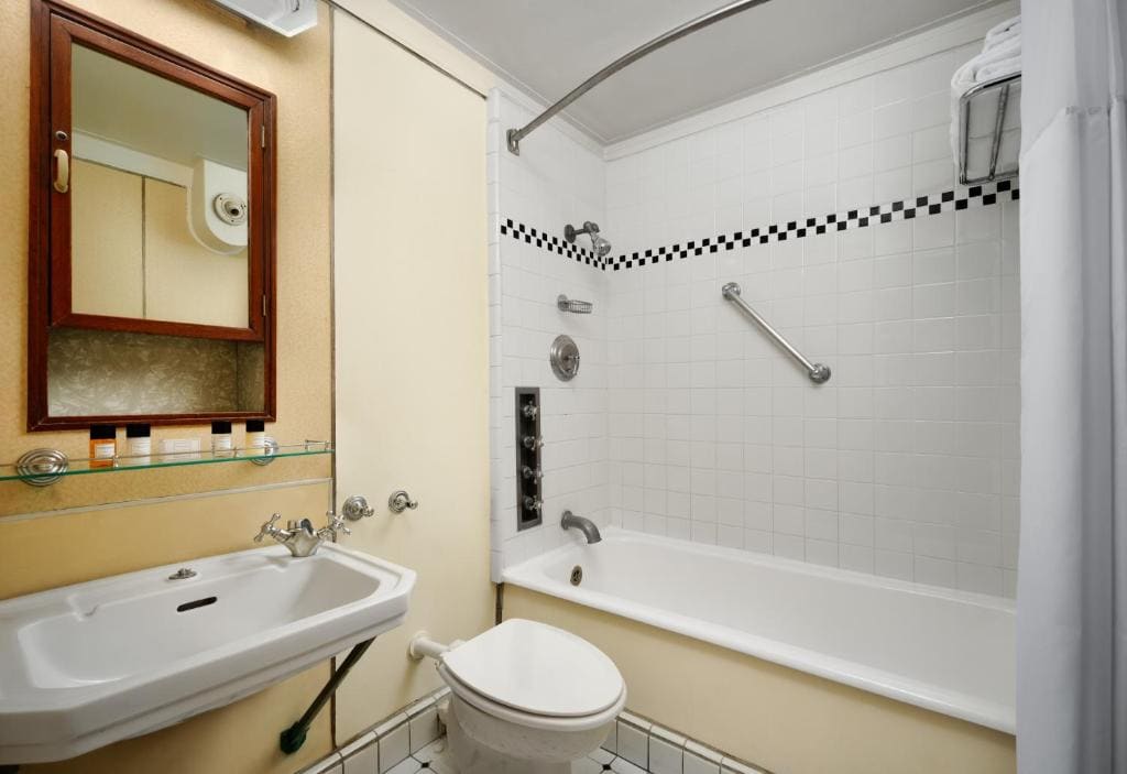 Harbor View Deluxe King room - Image 2