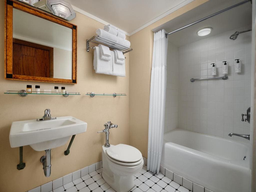 Harbor View Standard King room - Image 2