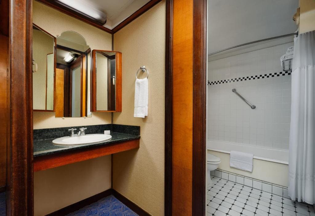 Harbor View Deluxe King room - Image 3