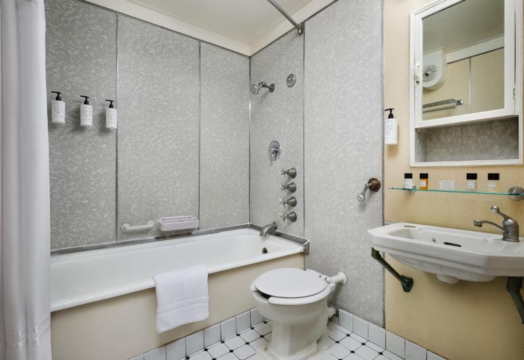 Standard Room with 1 Full Size Bed room - Image 2
