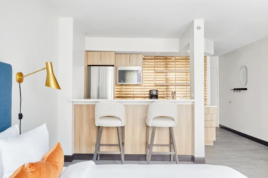 Quadruple Room with Two Queen Beds - Non Smoking room - Image 1