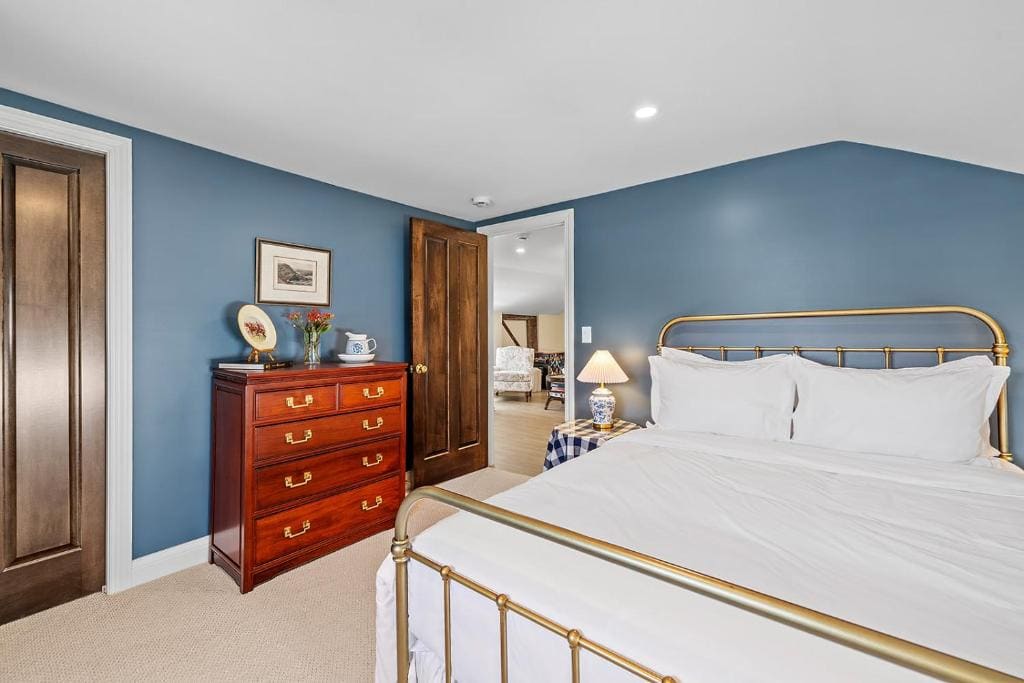 Four-Bedroom House room - Image 3