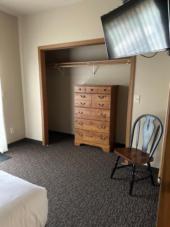 One-Bedroom Apartment room - Image 1