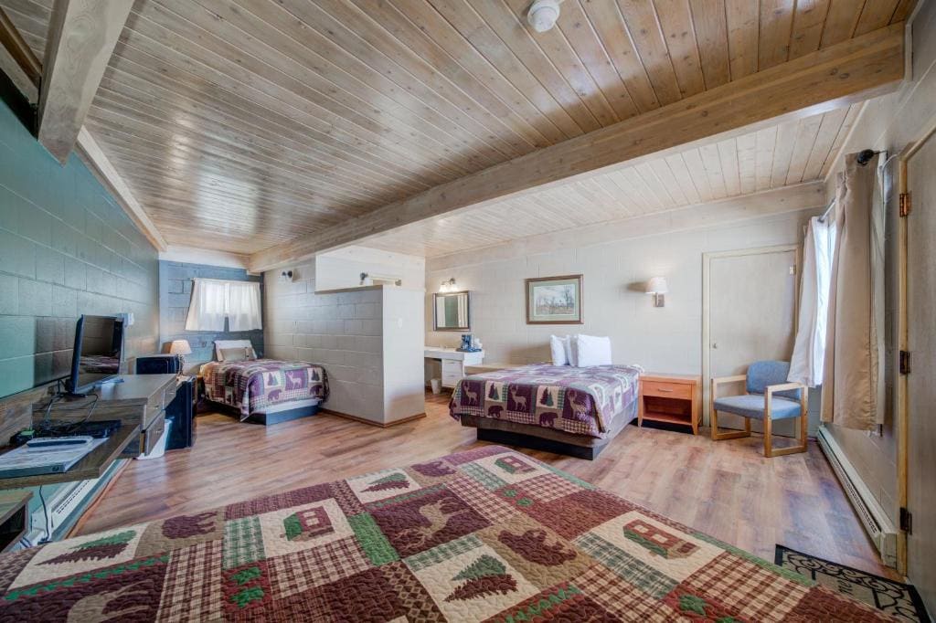 1 Queen - Cabin 1 room - Image 2