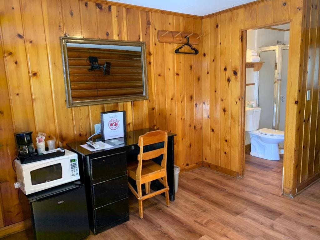 1 Queen - Cabin 16 room - Image 1