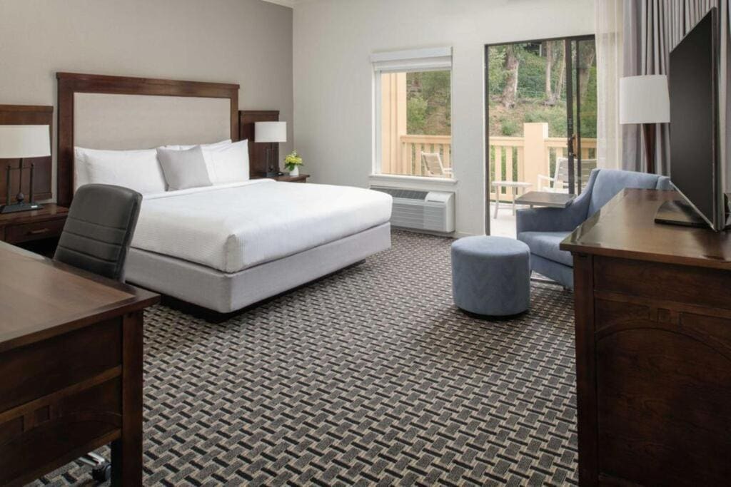 King Room with Balcony room - Image 1
