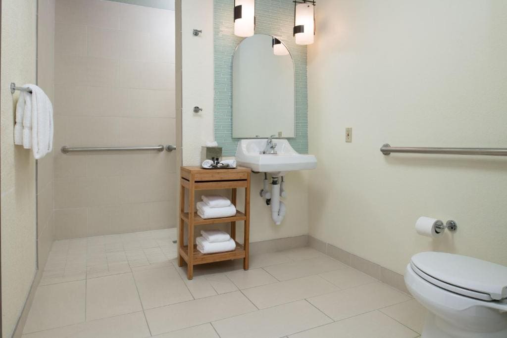 Premier King Room with Balcony - Mobility Accessible room - Image 1