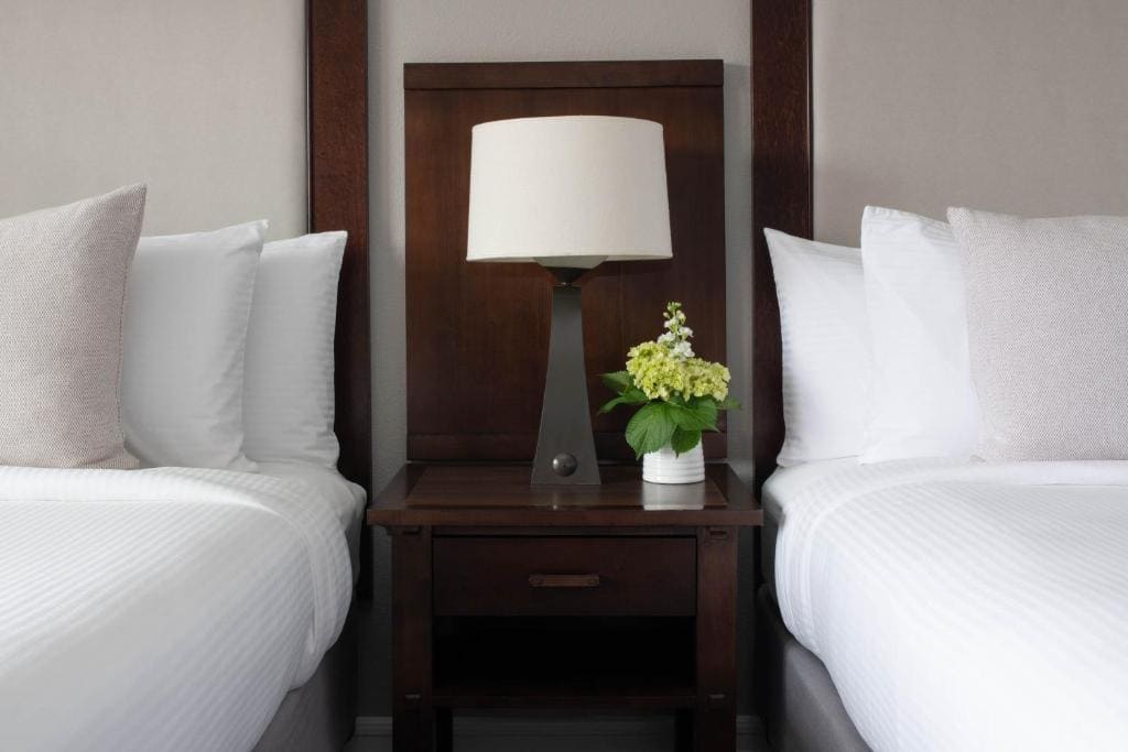 Two Queen Beds with Balcony - Disability Access room - Image 1