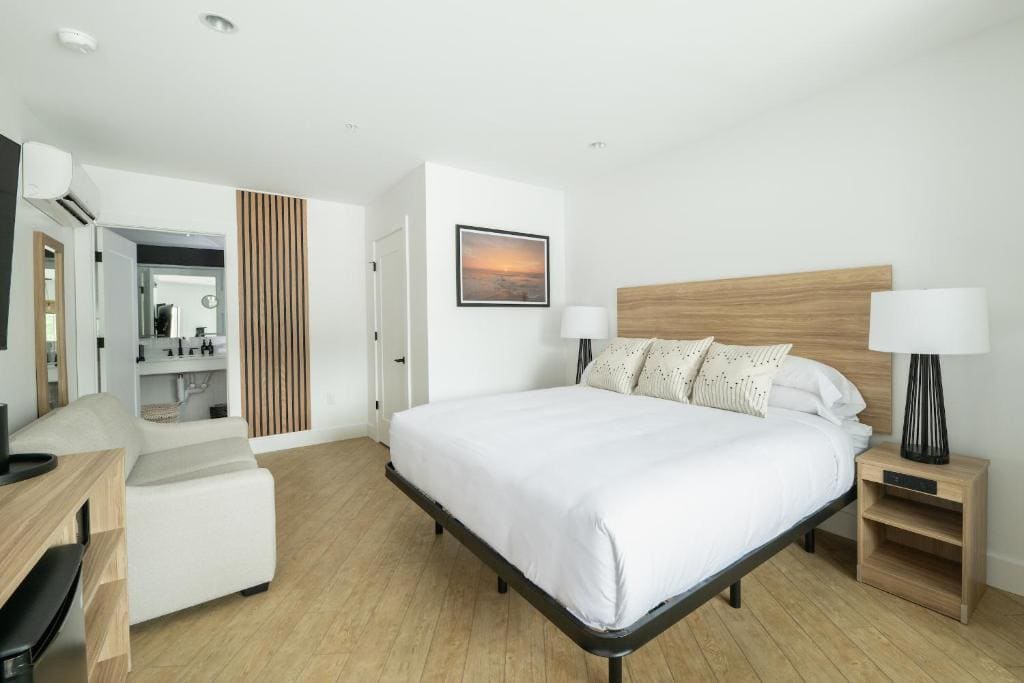 Deluxe King Room room - Image 2