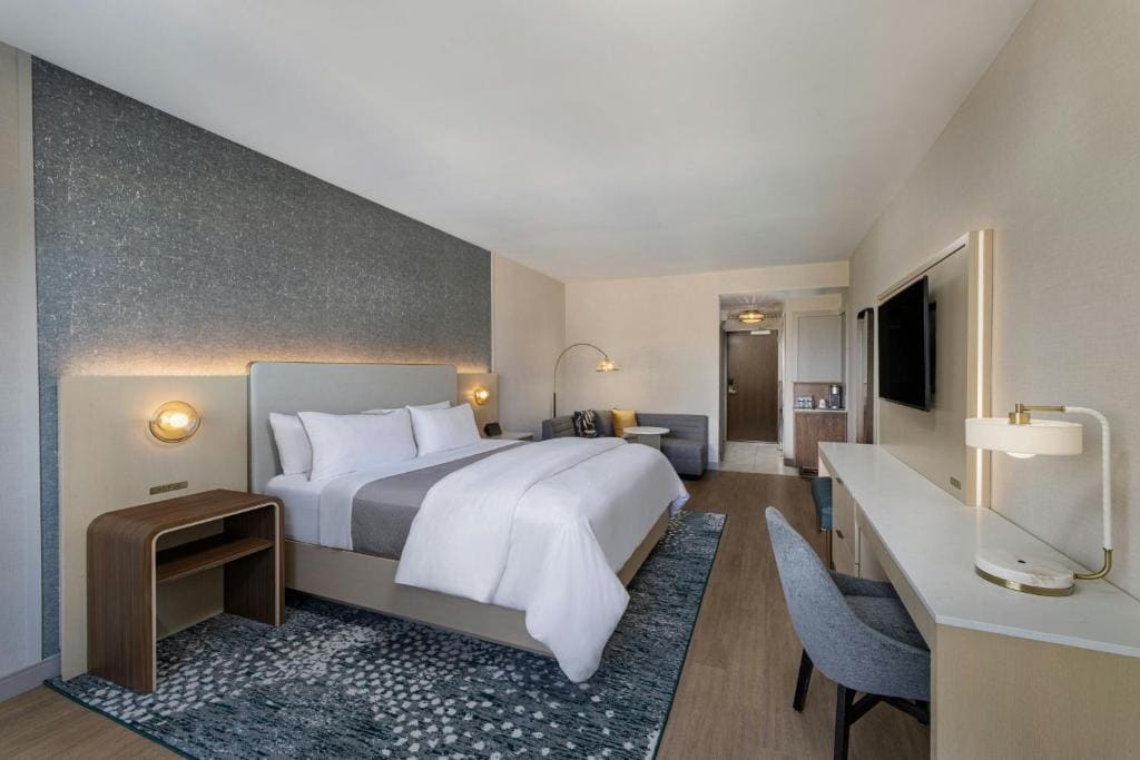 Traditional King Room with Adapted Tub - Mobility and Hearing Accessible room - Image 2
