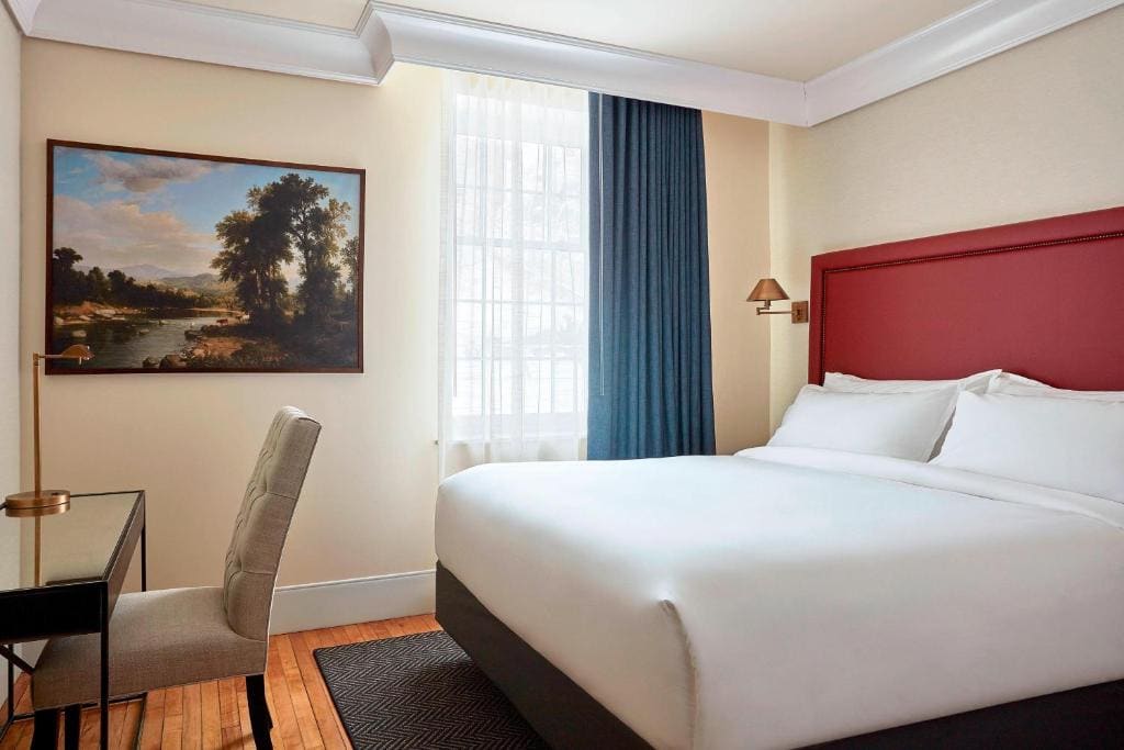 King Room with Roll-in Shower - Mobility and Hearing Accessible room - Image 1