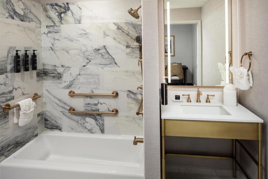 King Room with Bath Tub - Mobility and Hearing Access/Non-Smoking room - Image 1