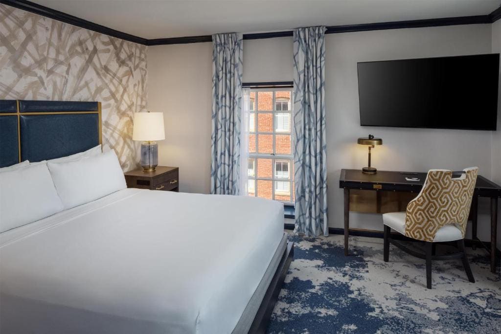 One-Bedroom King Suite with Parlor room - Image 3