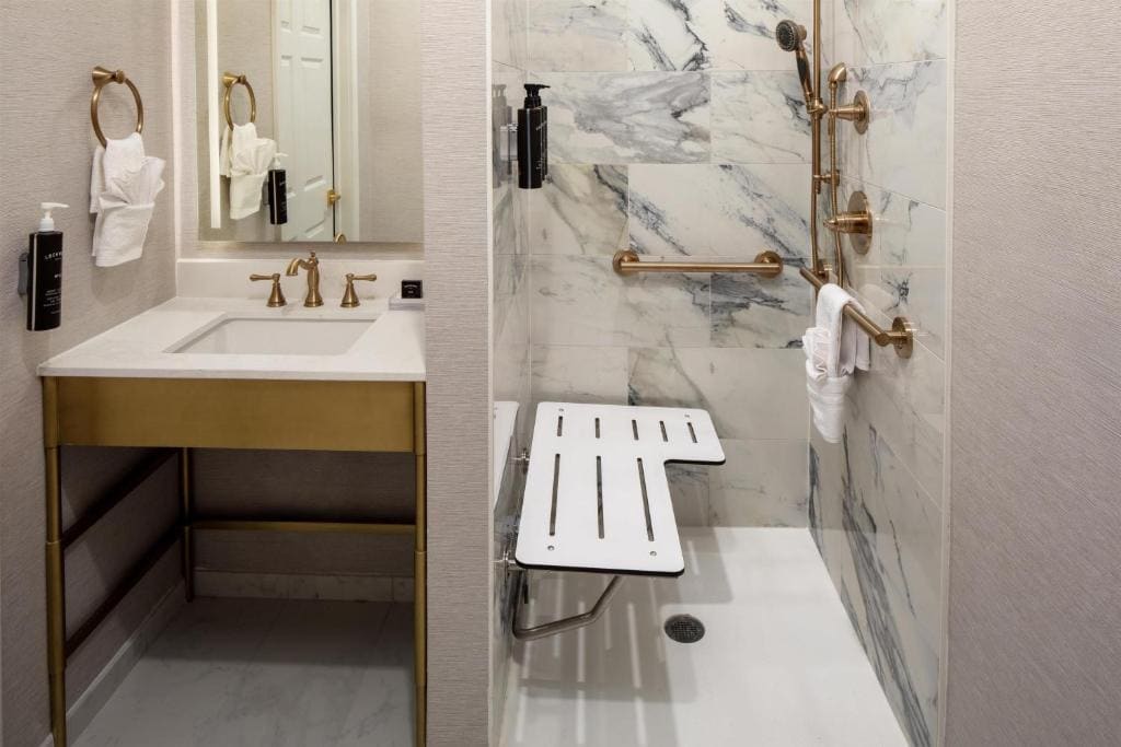 Two Queen Suite - Hearing Accessible room - Image 3