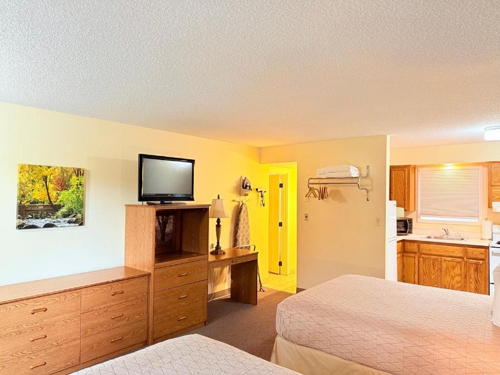 Queen Room with Kitchenette - No Pets Allowed room - Image 3