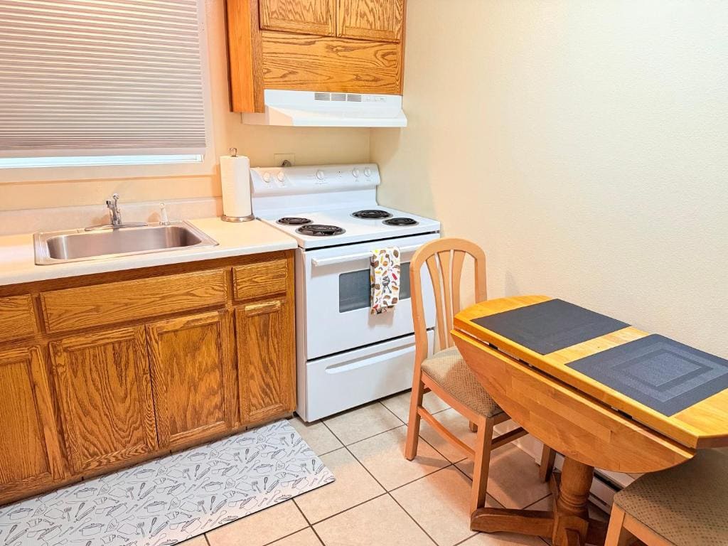 Queen Room with Kitchenette - No Pets Allowed room - Image 1