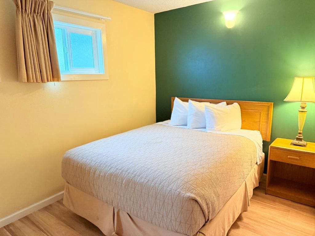 Queen Room with Three Queen Beds - No Pets Allowed room - Image 3