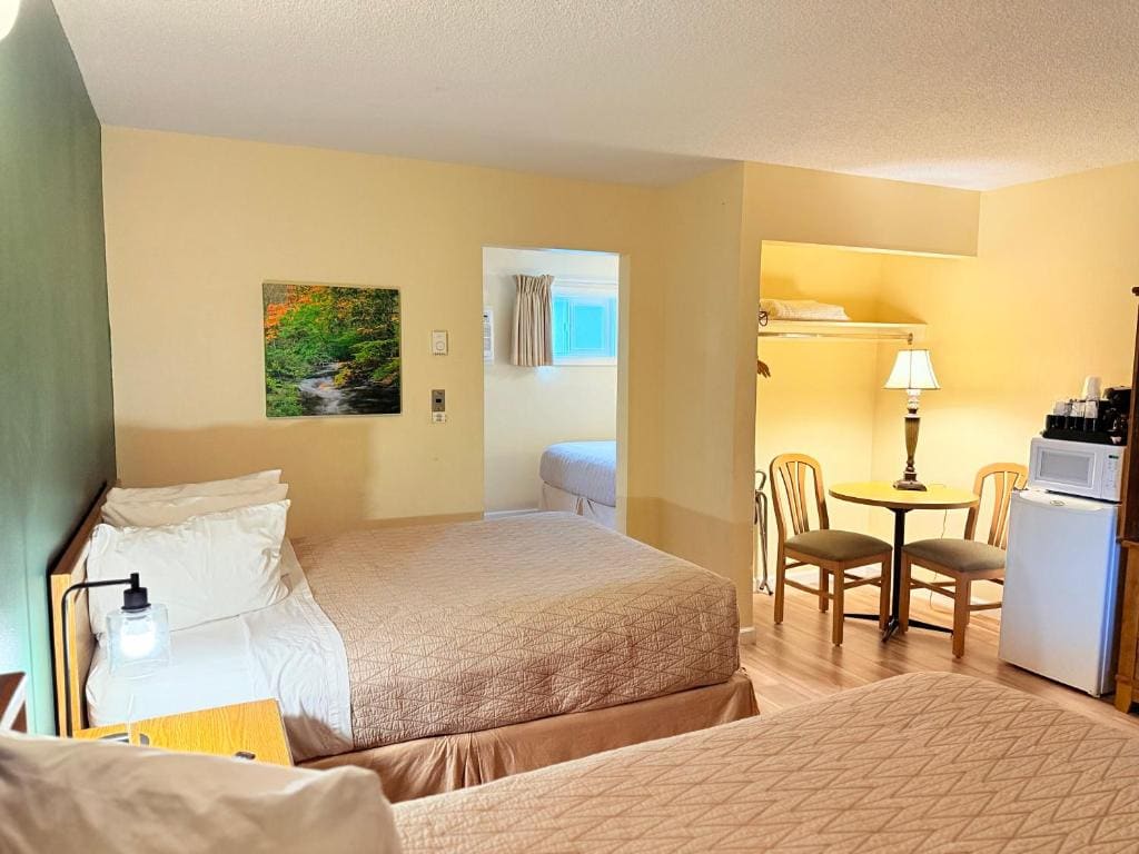 Queen Room with Three Queen Beds - No Pets Allowed room - Image 1