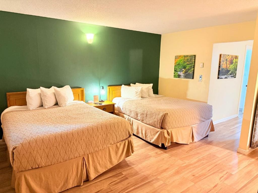 Queen Room with Three Queen Beds - No Pets Allowed room - Image 2