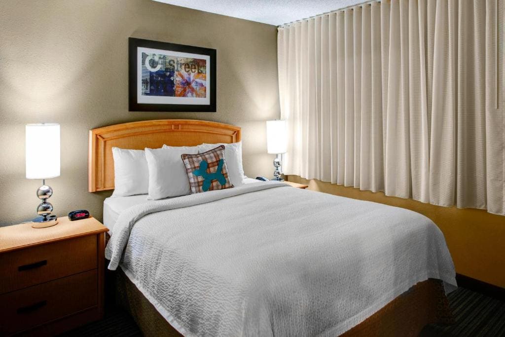 One-Bedroom Queen Suite room - Image 1