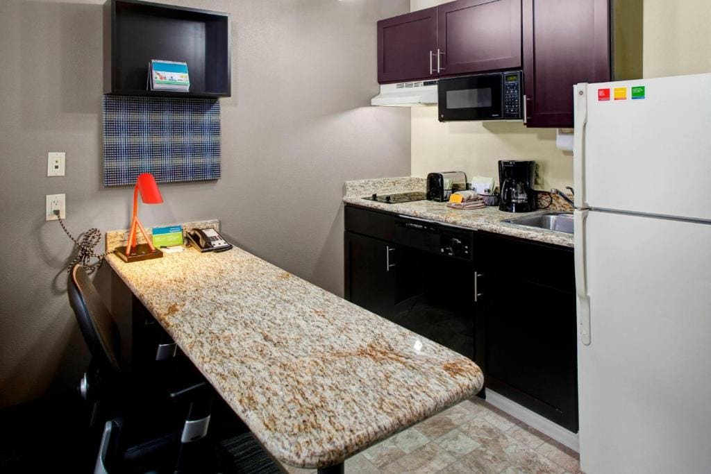 One-Bedroom Queen Suite room - Image 3