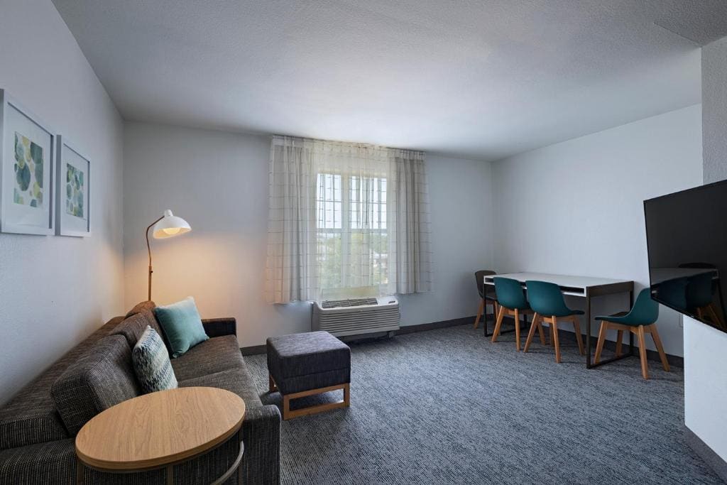 Two-Bedroom Suite - Corner room - Image 1
