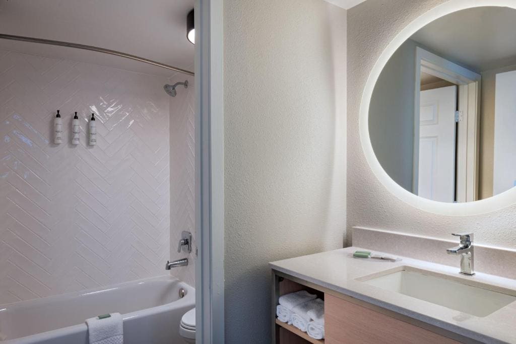 Two-Bedroom Suite - Corner room - Image 3