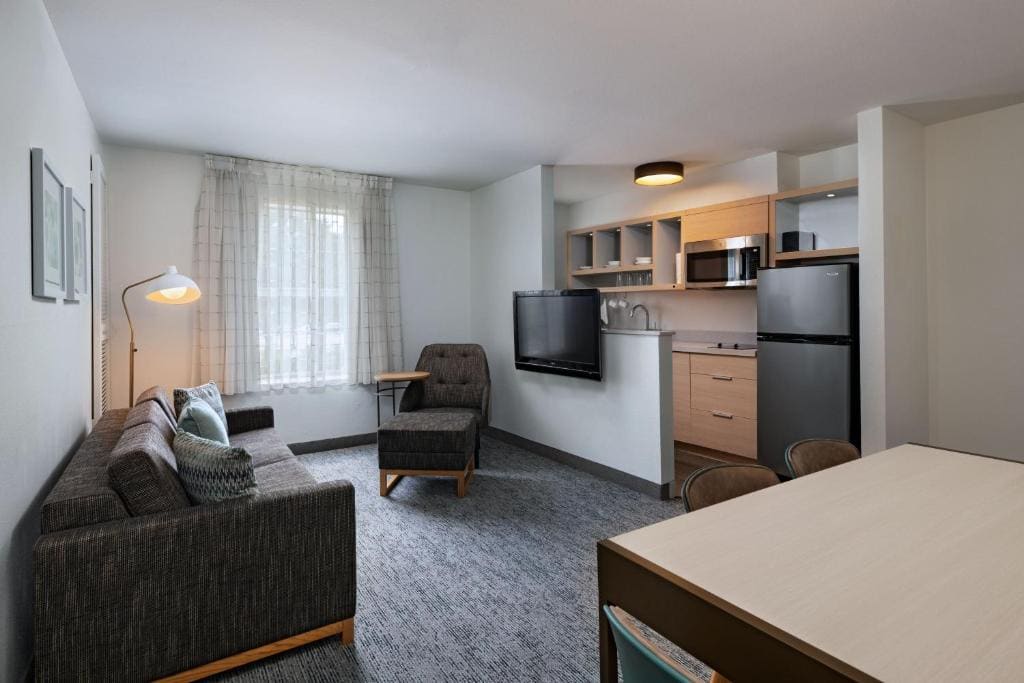 Two-Bedroom Suite - Corner room - Image 2