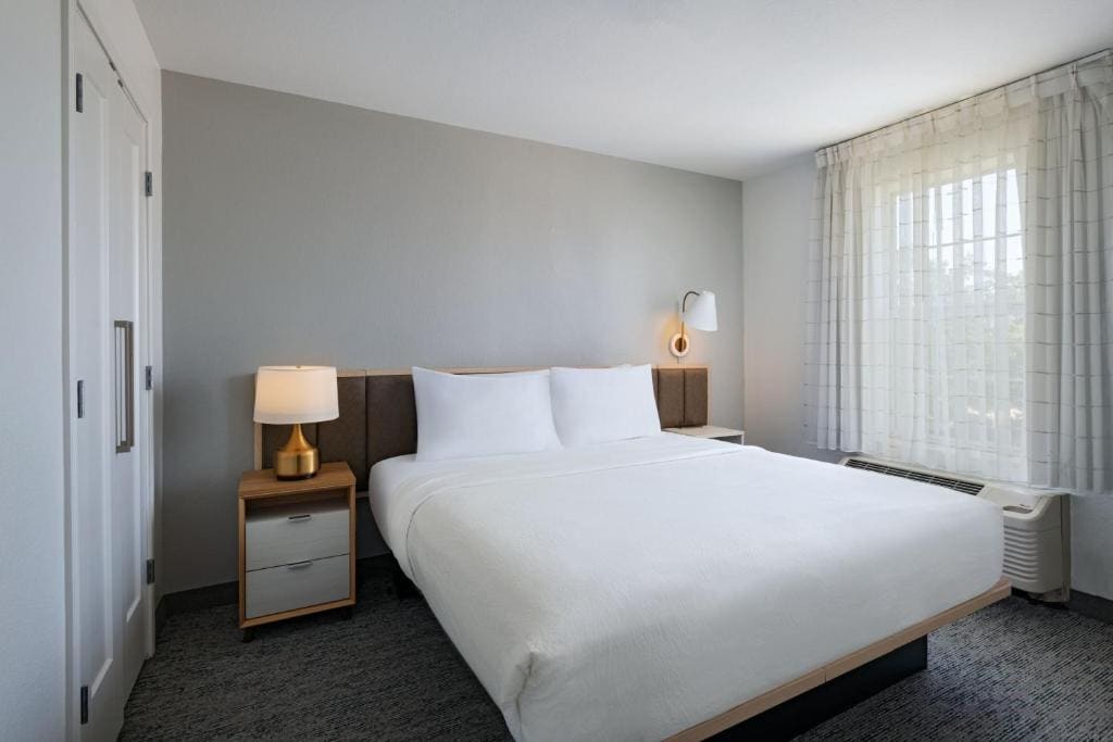 One-Bedroom Queen Suite with Sofa Bed and Adapted Tub - Mobility and Hearing Accessible room - Image 1