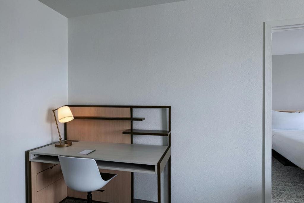 One-Bedroom Queen Suite with Sofa Bed and Adapted Tub - Mobility and Hearing Accessible room - Image 2