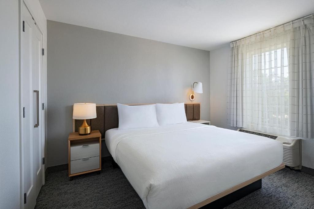 Queen Studio with Sofa Bed room - Image 2