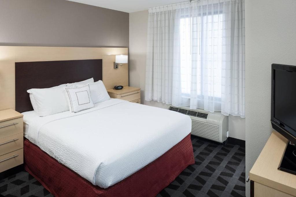 One-Bedroom Queen Suite with Sofa Bed room - Image 1