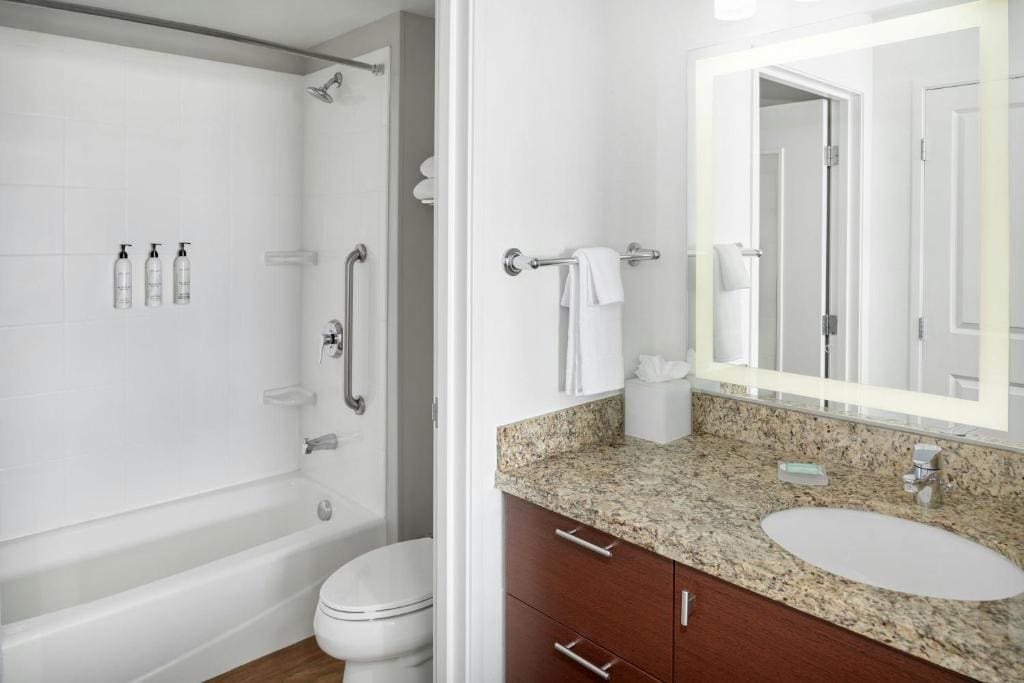 Studio Queen Room with City View and Roll-In Shower - Mobility Accessible room - Image 2