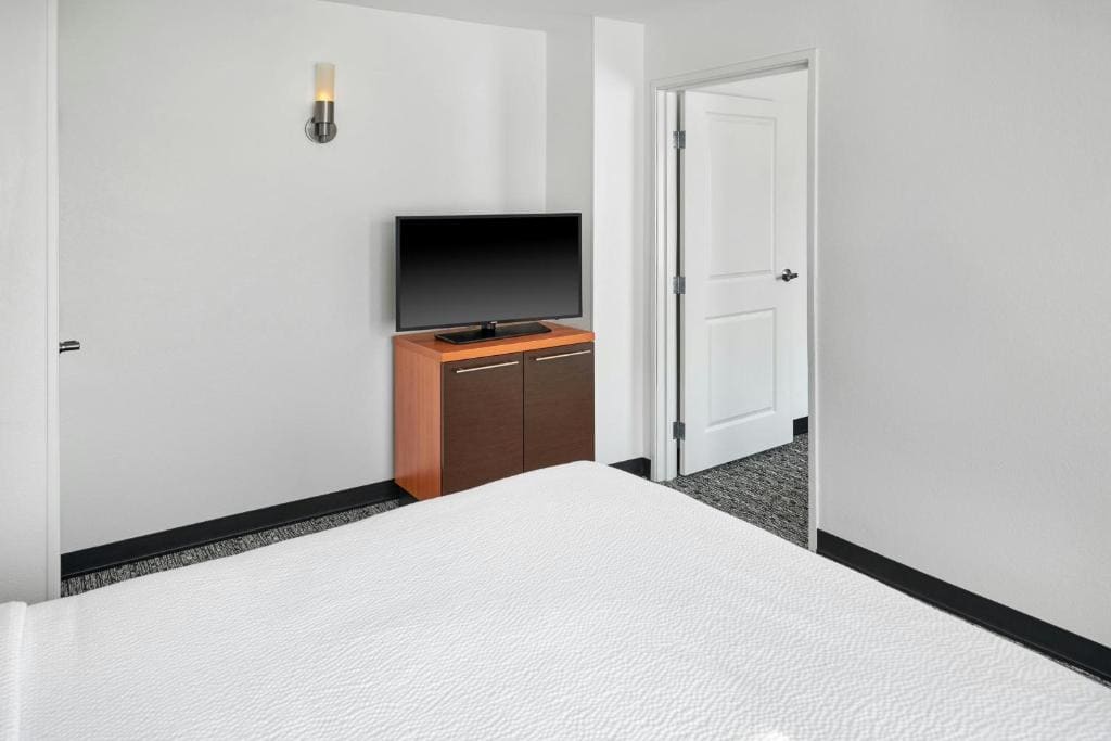 One-Bedroom Queen Suite with Sofa Bed/City View/Tub - Mobility/Hearing Accessible room - Image 3