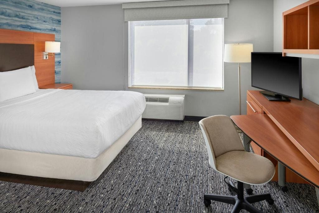 King Studio with Sofa Bed - Hearing Accessible room - Image 2