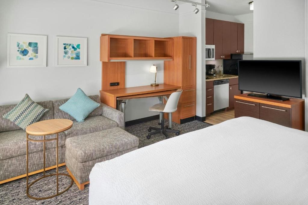 King Studio with Sofa Bed - Hearing Accessible room - Image 3