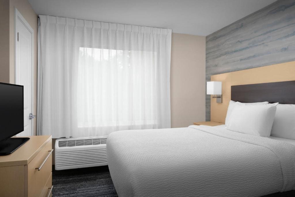 One-Bedroom Queen Suite with Sofa Bed room - Image 3