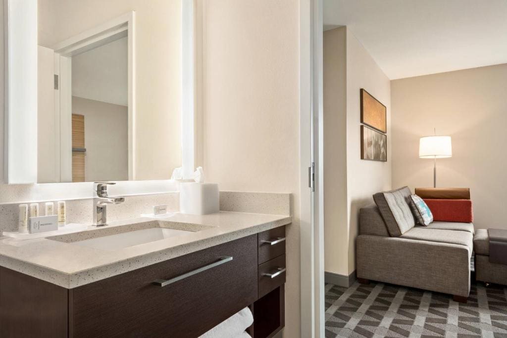 1 Bedroom Suite, 1 Queen, Sofa bed room - Image 3